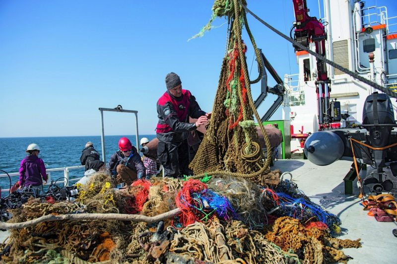 Ghostnets Recovering in the North Sea SanctuaryGreenpeace birgt Netze im Sylter Aussenriff