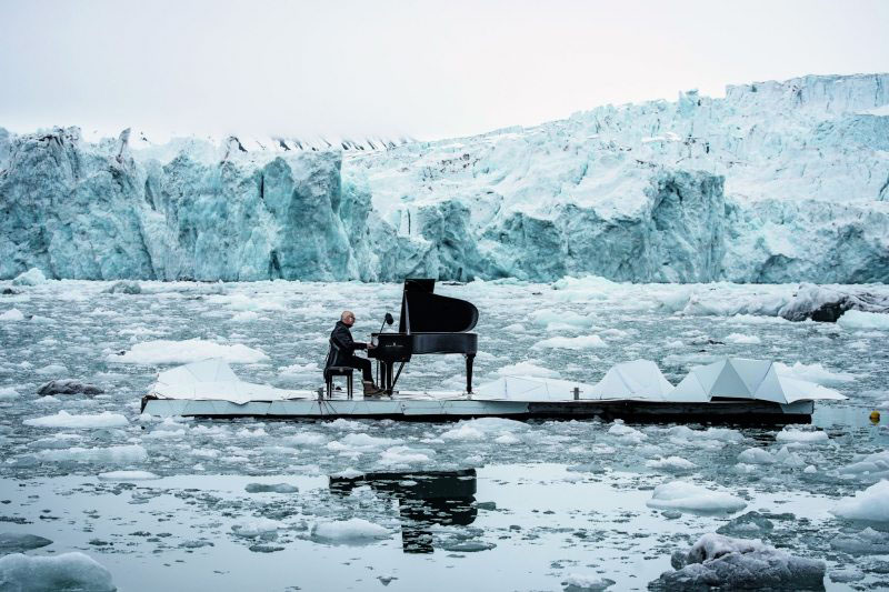 Composer and Pianist Ludovico Einaudi Performs in the Arctic OceanGreenpeace organiza un concierto historico con el pianista Ludovico Einaudi en el oceano çrtico para pedir su proteccion.