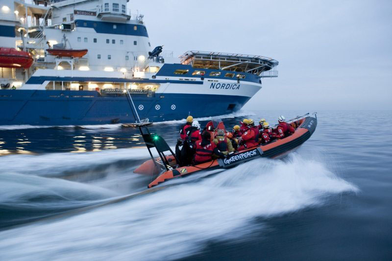 Nordica Icebreaker Action near RügenNordica Banner Aktion Ostsee
