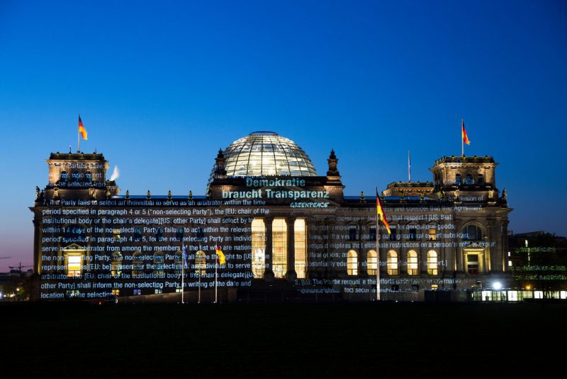 TTIP Projection on Reichstag Building in BerlinTTIP Projektion auf den Reichstag in Berlin