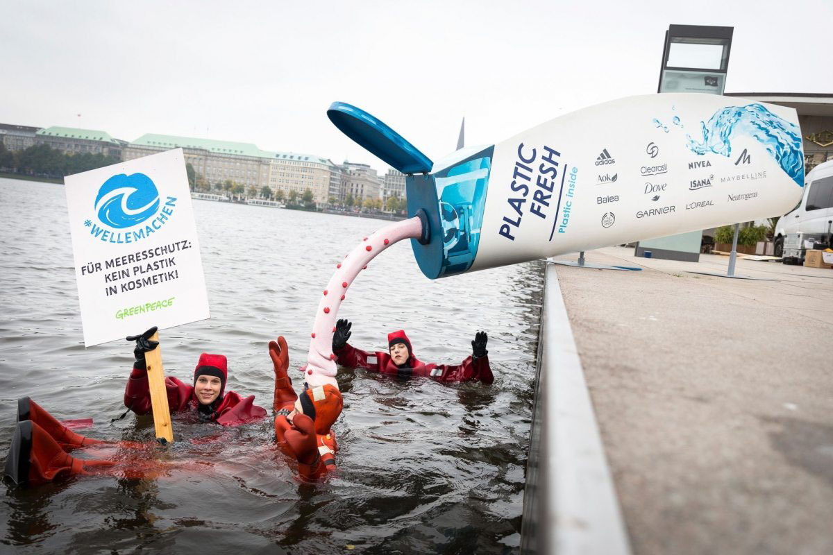 Ein ungewöhnliches Bild an der Alster in Hamburg: Greenpeace-Jugendliche fordern im Oktober 2016 ein Verbot von Plastik in Kosmetik. 