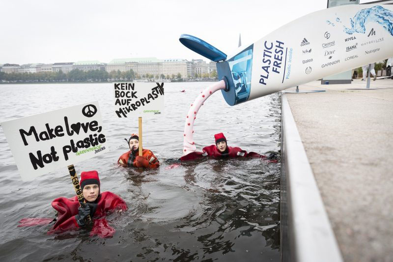 JAGs Protest against Microplastics in HamburgJAGs fordern Verbot von Plastik in Kosmetik
