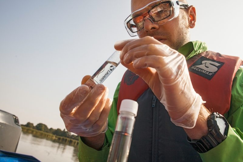 Greenpeace-Landwirtschaftsexperte Dirk Zimmermann testet das Wasser der Schlei in Schleswig-Holstein auf Nitrat.