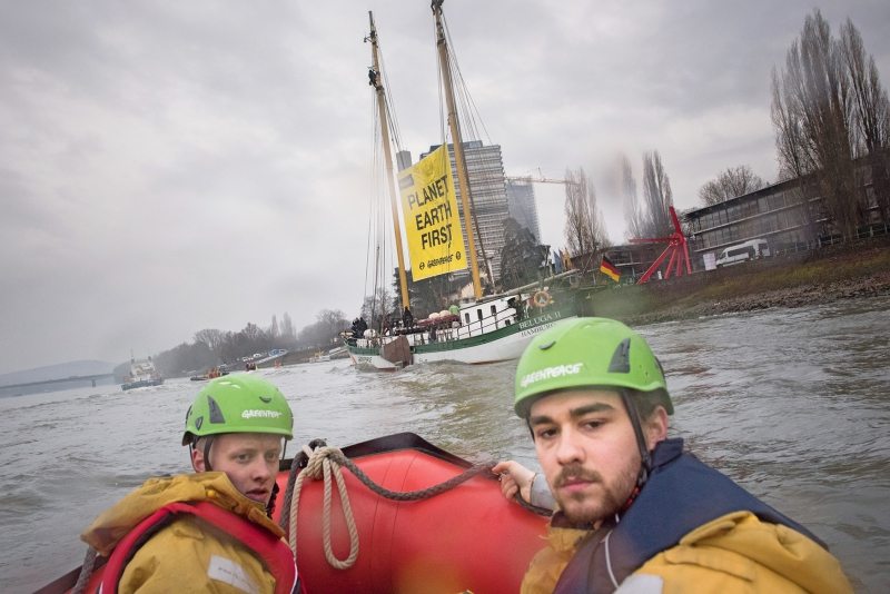 Bereits auf dem G20-Außenministertreffen im Februar in Bonn fordern Greenpeace-Aktivisten, Klimaschutz auf die Agenda zu bringen