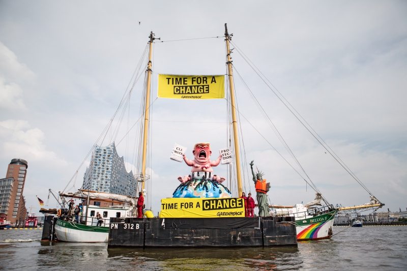 Peaceful Climate Protest in Hamburg’s HarbourFriedlicher Klima Protest auf der Elbe in Hamburg