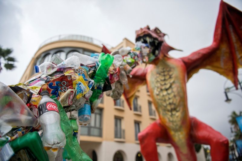 Plastic-Spitting Dragon Protests at Our Oceans Conference in MaltaDrache protestiert beim Our Oceans 2017 Konferenz in Malta