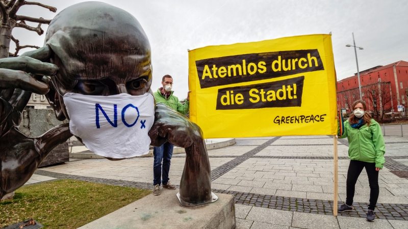 Protest for Clean Air at Denkpartner Statue in StuttgartAtemschutzmaske fuer Denkpartner Statue in Stuttgart