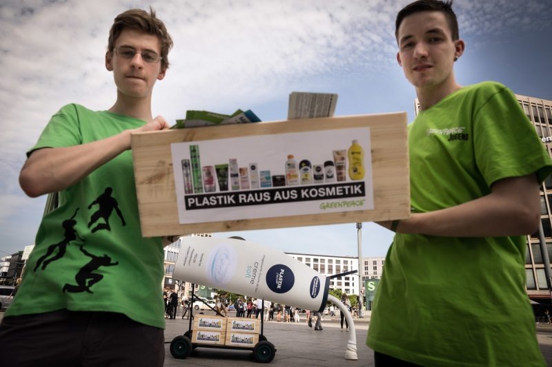 JAG Action against Microplastics in Cosmetics in BerlinJAG-Aktion gegen Mikroplastik in Kosmetik