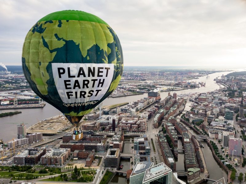 „Planet Earth First“ Hot Air Balloon Drifts over HamburgGreenpeace Heissluftballon mit Botschaft: Planet Earth First