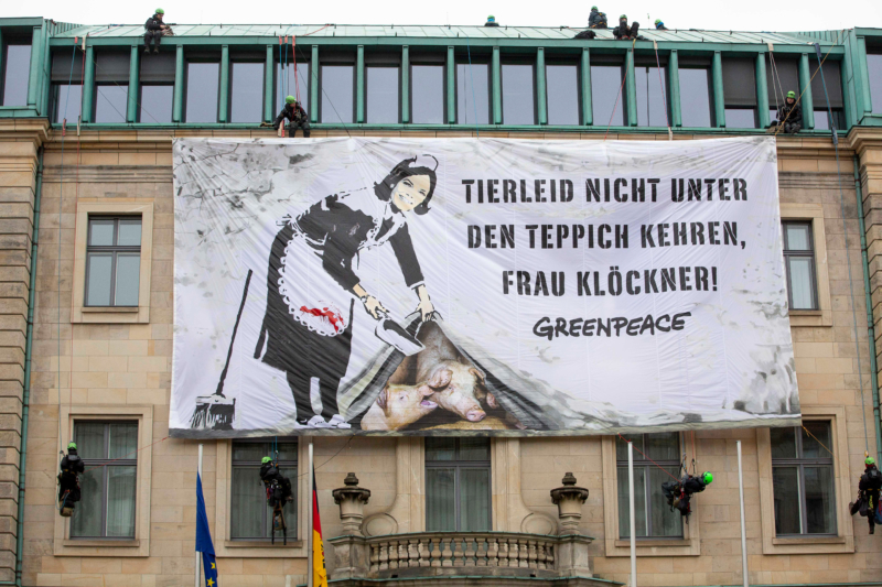 Protest Banner against Animal Suffering in BerlinProtestbanner gegen Tierleid