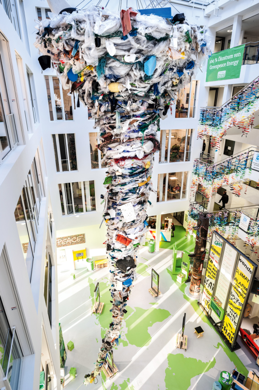 Hanging of a Sculpture of Plastic Waste in GermanyHaengung einer Plastikmüll-Skulptur