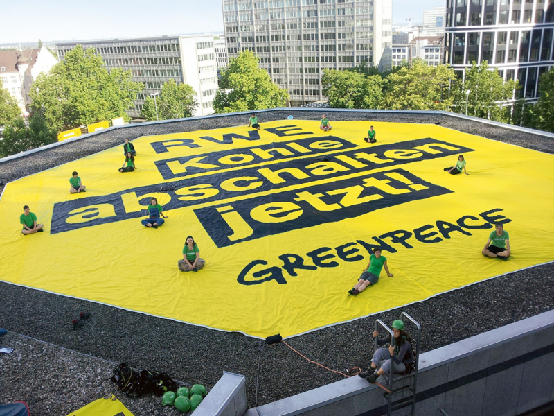 Protest at RWE Headquarters in Essen – Drone PhotoDrohnen-Foto des Dach-Banners mit Aktivist*innen bei RWE