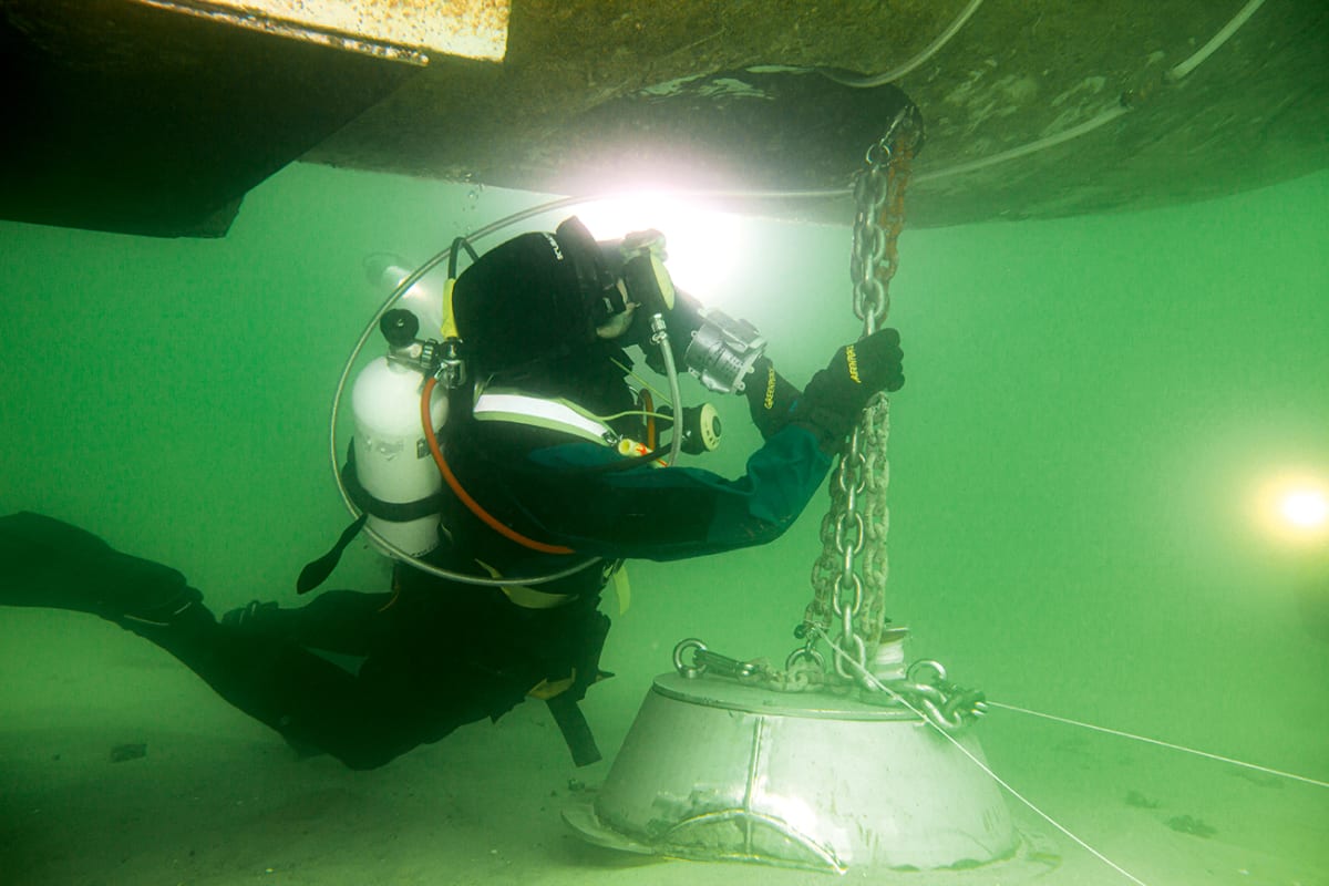 In elf Metern Wassertiefe öffnet das U-Boot seine Luke. Durch diese Öffnung können die Taucherinnen und Taucher in die Druckkammer gelangen