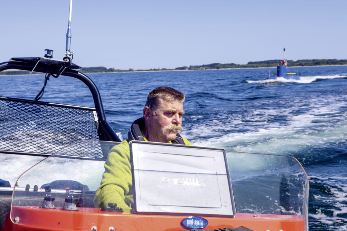 Rolf Christoleit, Leiter der Greenpeace-Tauchergruppe, hält über Wasser Wache