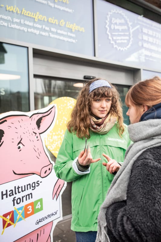 In 55 Städten informierten Greenpeace-Ehrenamtliche Ende Januar Verbraucherinnen und Verbraucher darüber, dass und wie Billigfleisch Tieren, Umwelt, Klima und Gesundheit schadet