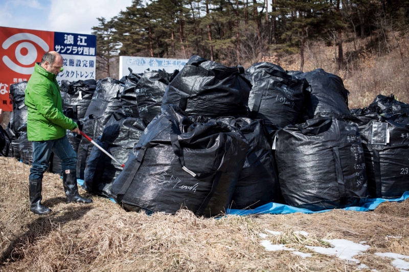 Februar 2013: Mit dem Geigerzähler maß Atomexperte Heinz Smital in der Präfektur Fukushima die Strahlung der abgetragenen Erde – seit 2011 führt Greenpeace unabhängige Strahlenmessungen vor Ort durch