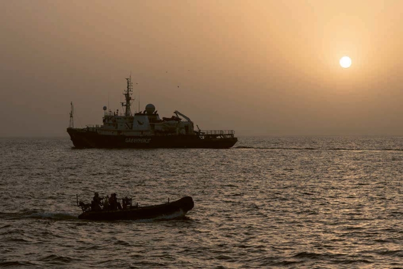 Die Esperanza 2017 bei Sonnenuntergang vor der westafrikanischen Küste. Die Crew war vor Ort, um auf die Überfischung aufmerksam zu machen. Nach 19 Jahren im Einsatz für Greenpeace geht das Schiff Ende 2021 in den wohlverdienten Ruhestand.