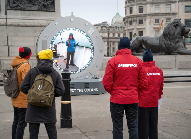 Passantinnen und Passanten verfolgten am Trafalgar Square in London die Livebilder von der „Arctic Sunrise“ aus der Antarktis