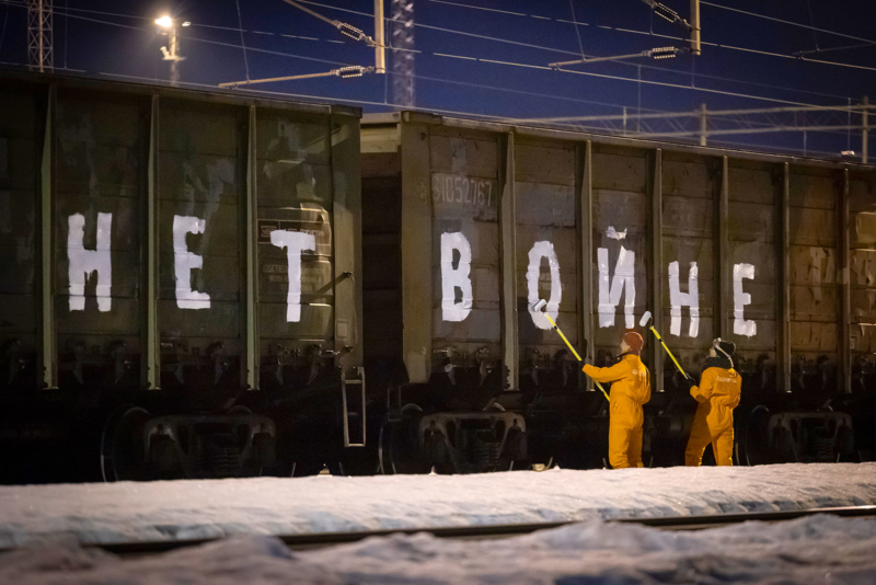Keine Kohle – kein Krieg: diese Botschaft malten Greenpeace-Aktive auf dutzende Waggons eines russischen Kohlezuges