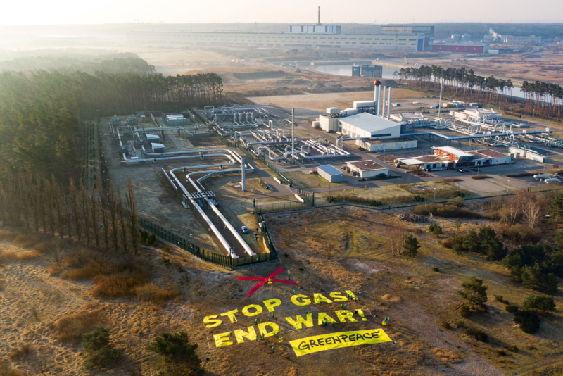 Greenpeace-Aktive protestierten am Anlandungspunkt der Ostsee­pipeline Nord Stream 1 in Lubmin für einen schnellstmöglichen Importstopp von russischem Gas