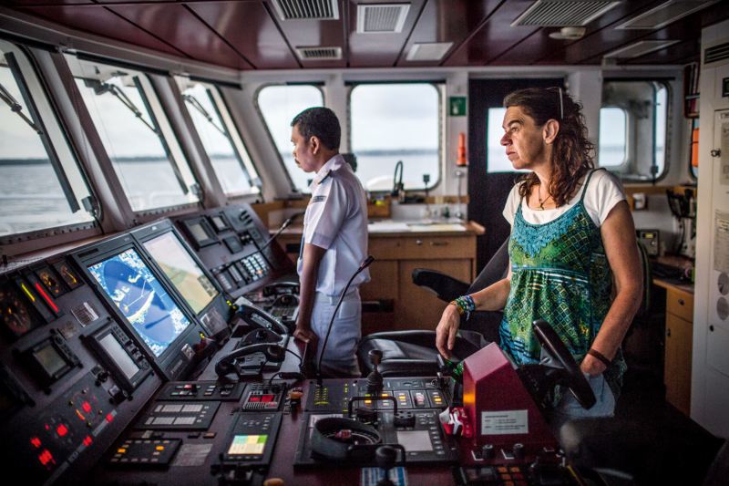 Auf der Brücke: Kapitänin Hettie Geenen dokumentierte mit ihrer Crew 2018 in Papua die Regenwaldvernichtung für Ölpalmplantagen