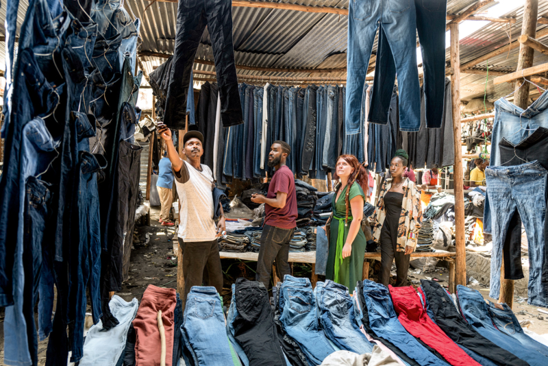 Noch brauchbare Kleidung aus den Textilballen wird auf lokalen Märkten weiterverkauft