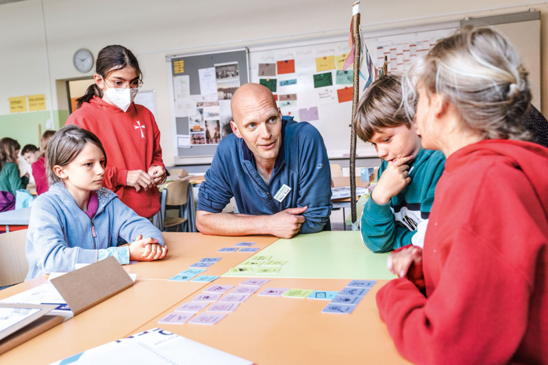 Wie geht Klimaschutz an der Schule? Spielerisches Lernen mit Markus Power (Mitte)