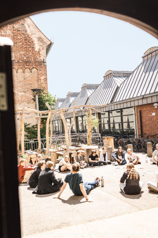 Klimaworkshop im Schulhof des Lübecker Johanneums – bis 2035 will das Gymnasium klimaneutral werden. Von der 5. bis zur 12. Klasse: Beim Klimaaktionstag Ende Juni 2022 machten alle mit