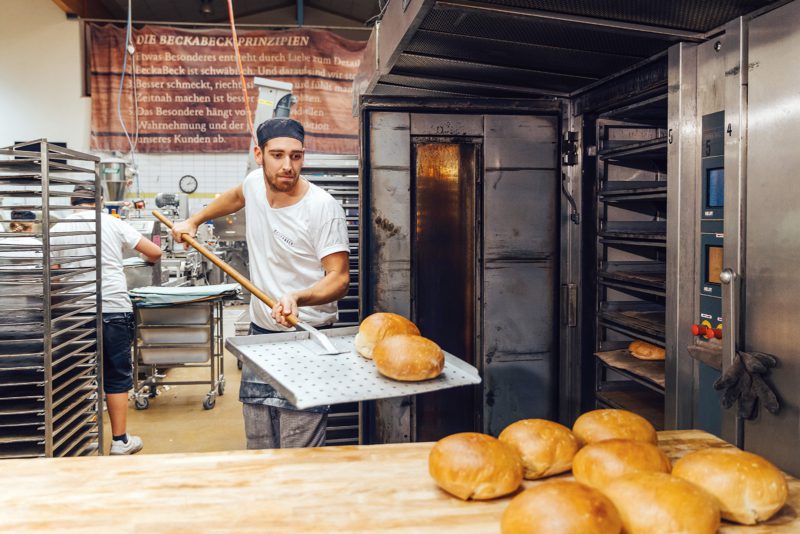 Frisch aus dem Ofen einer süddeutschen Bäckerei ­– das Greenpeace-Brot aus Futterweizen