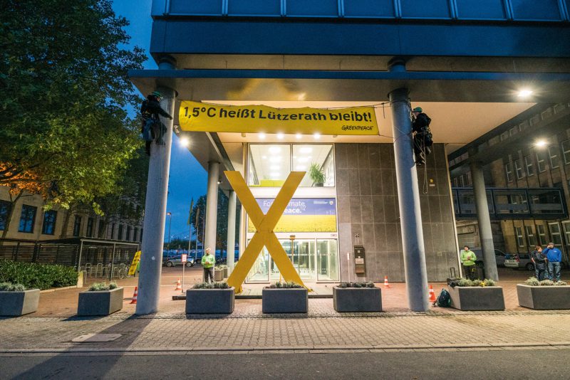 Gelbes Widerstandssymbol vor grün-geführtem Wirtschafts- und ­Klimaschutzministerium in Düsseldorf