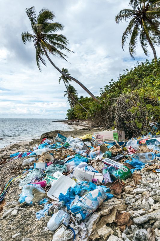 Mit Wegwerfplastik übersät: Strand auf der Insel Gan, die zum maledivischen Addu-Atoll gehört