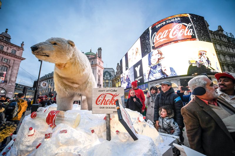 London 2017: Greenpeace-Aktive appellierten an den Konzern Coca-Cola, auf Plastikeinwegflaschen zu verzichten