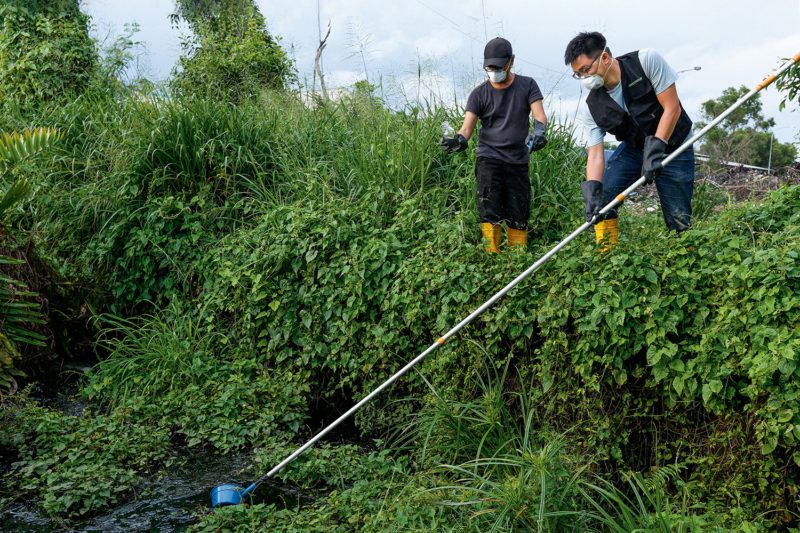 Aufgespürt: Nahe Jenjarom in Malaysia nahmen Greenpeace-Aktive 2018 Wasserproben, um sie auf Plastikpartikel untersuchen zu lassen