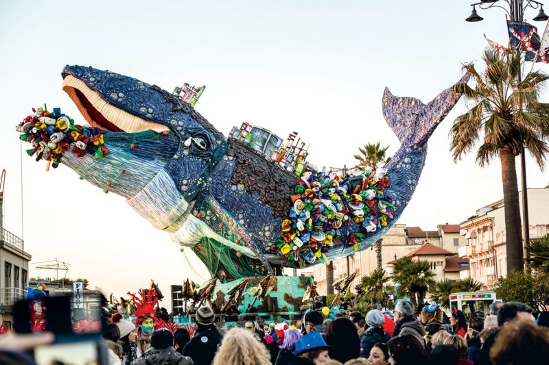 Karnevalsbotschaft 2019 in Viareggio: Erstickender Wal mahnt Plastikreduktion an