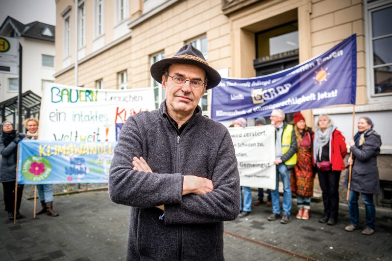Ulf Allhoff-Cramer, einer der Klima­klagenden gegen VW, vor dem Landgericht in Detmold