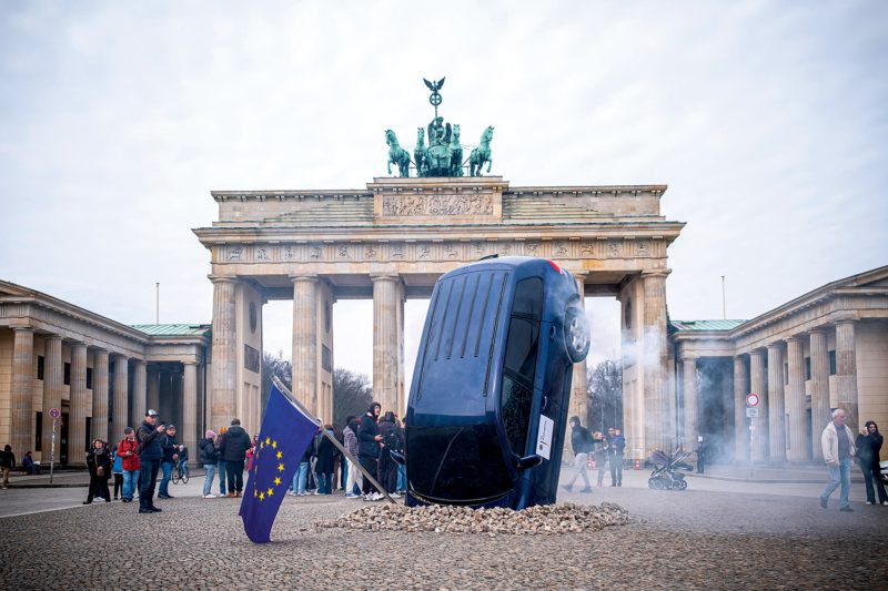 Crash vor dem Brandenburger Tor: Protest gegen die deutsche Blockade des EU-Verbrenner-Aus