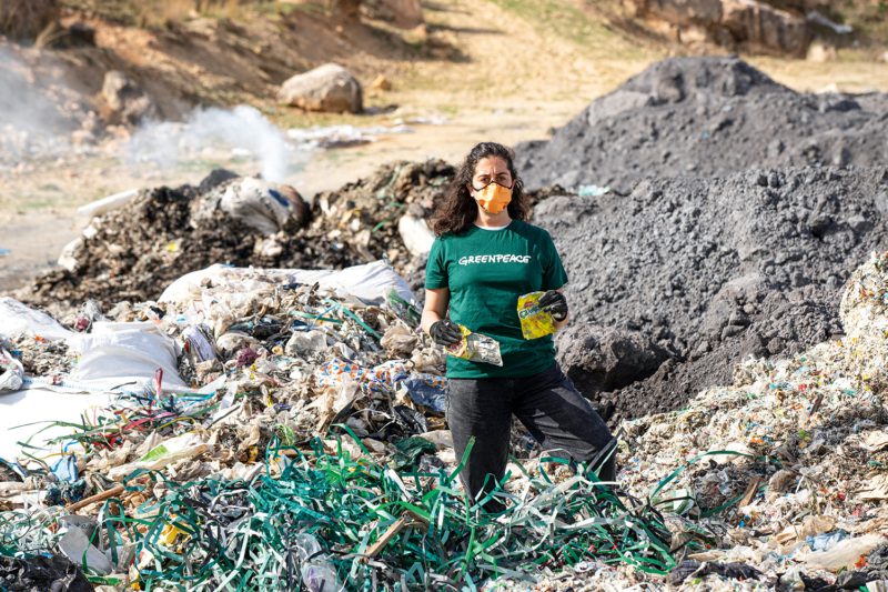 Illegale Plastikexporte: In der Nähe von Karahan in der türkischen Provinz Adana fand diese Greenpeace-Aktivistin im Jahr 2021 Verpackungsmüll vor allem von deutschen und britischen Getränke- und Lebensmittelherstellern