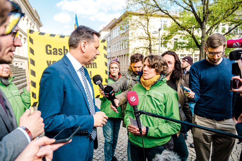 Während der Protestaktion: Greenpeace-Energieexpertin Anike Peters im Gespräch mit dem niedersächsischen Wirtschaftsminister Olaf Lies (SPD)