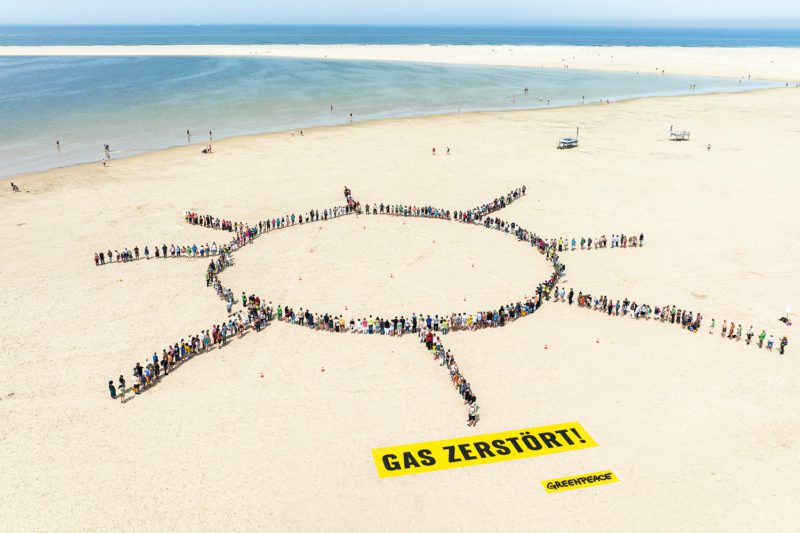 Protest gegen fossile Energien auf der Insel: Am Strand von Borkum formten rund 400 Menschen mit ihren Körpern eine Sonne