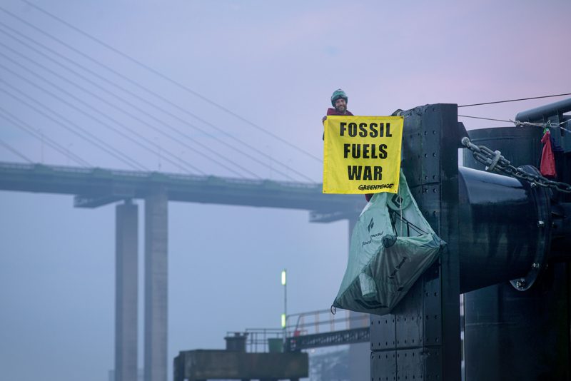 Frieden statt Öl: Nach dem Kriegsausbruch protestierten Greenpeace-Aktive in vielen Ländern gegen Öl- und Gaslieferungen aus Russland