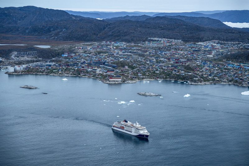 Ilulissat ist zur touristischen Hochburg geworden, Kreuzfahrtschiffe mit tausenden Touristen legen hier an und überfluten die Kleinstadt