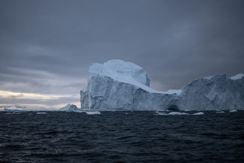 Eisberge, so groß wie fünfstöckige Hochhäuser, ragen aus dem Wasser