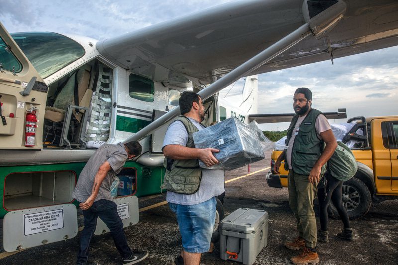 „Wings of Emergency“: Greenpeace Brasilien brachte – wie hier in Tefé – Lebensmittel und Hilfsgüter in von der Dürre stark betroffene Gebiete