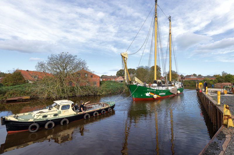 Am Haken: Das Segelschiff Beluga II wird in die Diedrich-Werft im ostfriesischen Emden geschleppt
