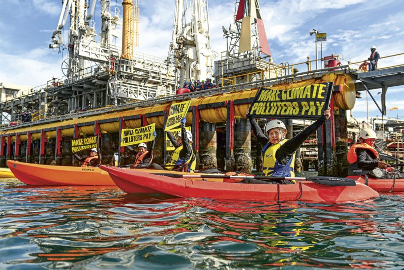 Mit Kajaks gegen Shell: Greenpeace-Aktive im philippinischen Batangas vor dem Gasimportterminal