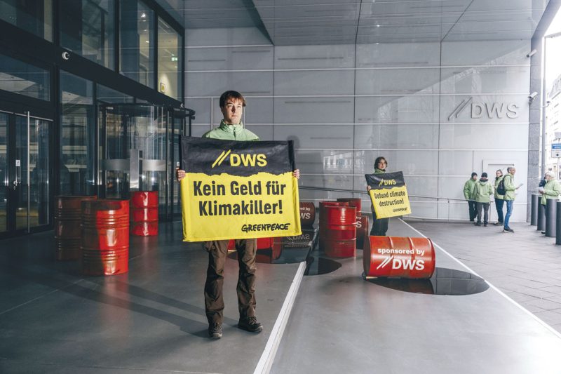 Protest mit Ölfässern vor der Zentrale der Deutsche-Bank-Tochter DWS gegen klimaschädliche Investitionen