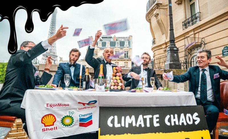 Demonstratives Festessen: Angesichts des Klimachaos' müssen die Verschmutzer die Rechnung zahlen! Diese Botschaft richteten Greenpeace-Aktive in Paris an die Teilnehmenden des Klimagipfels in Dubai