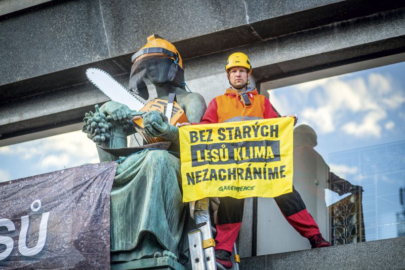 Protestaktion in Prag: Mit Helm und Kettensäge statteten Greenpeace-Aktive Statuen am tschechischen Landwirtschaftsministerium aus. Der Behörde werfen sie vor, alte und artenreiche Karpatenwälder nicht vor Abholzung zu schützen