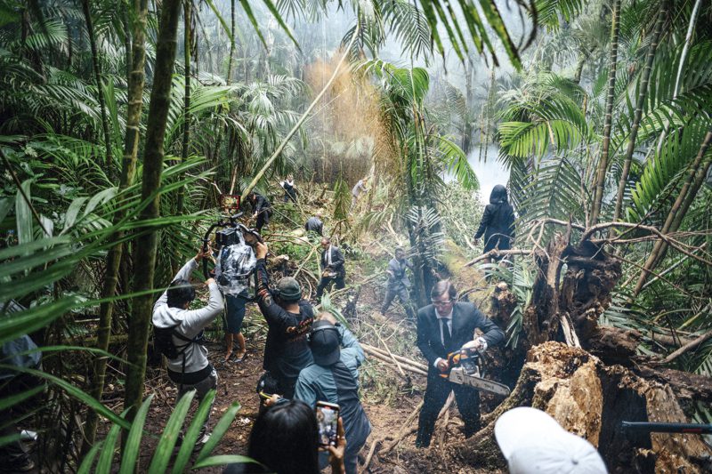 Wie Finanzkapital die Natur zerstört: Das Cover dieser Ausgabe stammt aus dem Video „Money Tree“, das im Rahmen der globalen Greenpeace-Waldkampagne „Defund Nature Destruction Now“ produziert wurde. Es demonstriert, wie Banker mit ihren Investments Wälder vernichten und damit Profite machen.