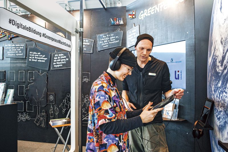 Am Messestand auf der didacta 2023 in Stuttgart stellt Greenpeace digitale Bildungsmaterialien vor